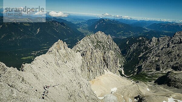 Blick auf die Bergkette und Touristen  die den Klettersteig betreten. Zugspitzmassiv in den bayerischen Alpen  Dolomiten  Italien  Europa