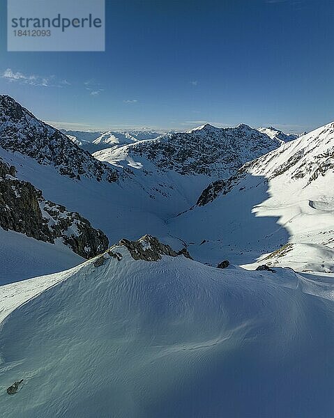 Blick über Strelapass und Felsenweg zum Strela Gipfel und Haupter Tälli  Drohnenaufnahme  Davos  Graubünden  Schweiz  Europa