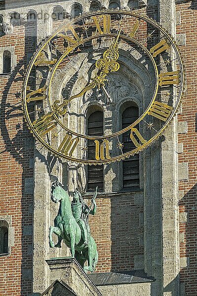 Turmuhr und Reierdenkmal  Neuromanische Pfarrkirche St. Anna im Lehel  München  Bayern  Deutschland  Europa