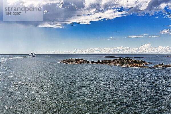 Unbewohnte Inseln  Åländer Schären  Fähre am Horizont  Åland Inseln  Bottnischer Meerbusen  Ostsee  Finnland  Europa