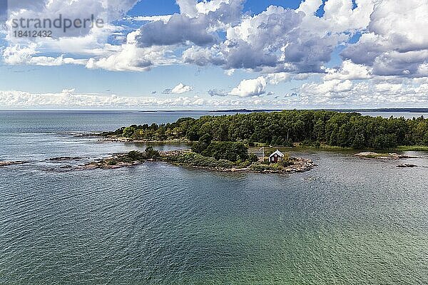 Einsames Haus auf den finnischen Schären  Åländer Schären  Åland Inseln  Bottnischer Meerbusen  Ostsee  Finnland  Europa