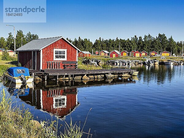 Rote Bootshäuser im Fischereihafen Svedjehamn  Idylle an der Ostseeküste  Björköby  Korsholm  Mustasaari  Naturreservat Kvarken Archipel  UNESCO-Welterbestätte  Österbotten  Finnland  Europa