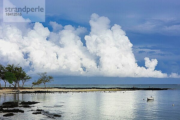 Hoch auftürmenden Wolken  künden eine schweres Gewitter über dem Indischen Pazifik an  Mauritius  Afrika