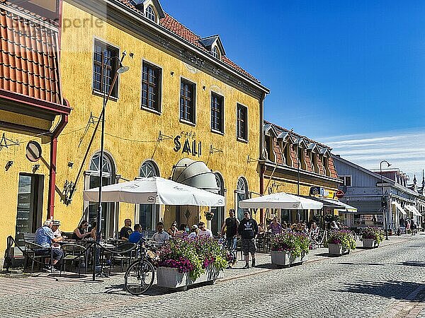 Café  Fußgänger in der Altstadt  UNESCO Weltkulturerbe  Sommer in Rauma  Satakunta  Finnland  Europa