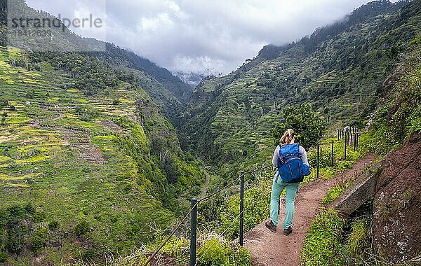 Wanderin auf Levada do Moinho  Ponta do Sol  Madeira  Portugal  Europa