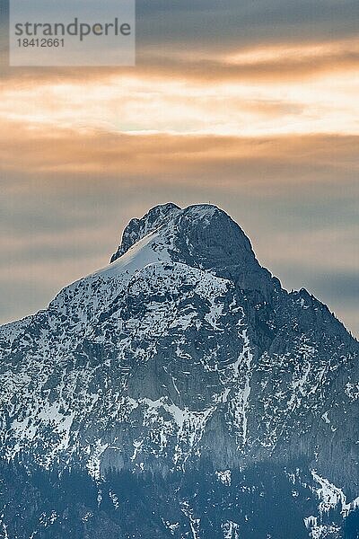 Bergspitze mit Schnee bei Sonnenaufgang  Allgäu  Bayern  Deutschland  Europa