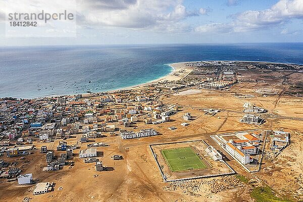 Weite Luftaufnahme von Santa Maria mit den Resorts auf der rechten Seite  dem afrikanischen Dorf auf der linken Seite und dem Sportplatz in der Mitte  Sal  Kapverdische Inseln