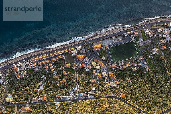 Ortsansicht von oben  Luftaufnahme  Küste und Häuser  Paul do Mar  Madeira  Portugal  Europa