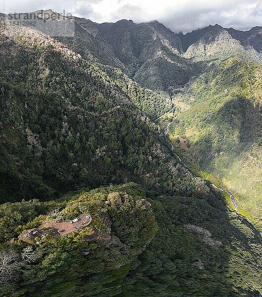 Luftaufnahme  Panorama  Grüne Hügel und Berge  Aussichtspunkt Miradouro dos Balcões  Bergtal Ribeira da Metade und das Zentralgebirge  Madeira  Portugal  Europa