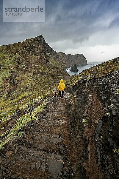 Wanderin  Küstenlandschaft  Steilklippen und Meer  zerklüftete Küste mit Felsformationen  Kap Ponta de São Lourenço  Madeira  Portugal  Europa