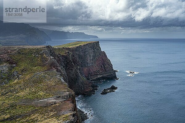 Küstenlandschaft  Steilklippen und Meer  zerklüftete Küste mit Felsformationen  Kap Ponta de São Lourenço  Madeira  Portugal  Europa