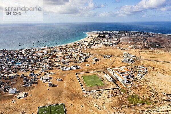 Weite Luftaufnahme von Santa Maria mit den Resorts auf der rechten Seite  dem afrikanischen Dorf auf der linken Seite und dem Sportplatz in der Mitte  Sal  Kapverdische Inseln