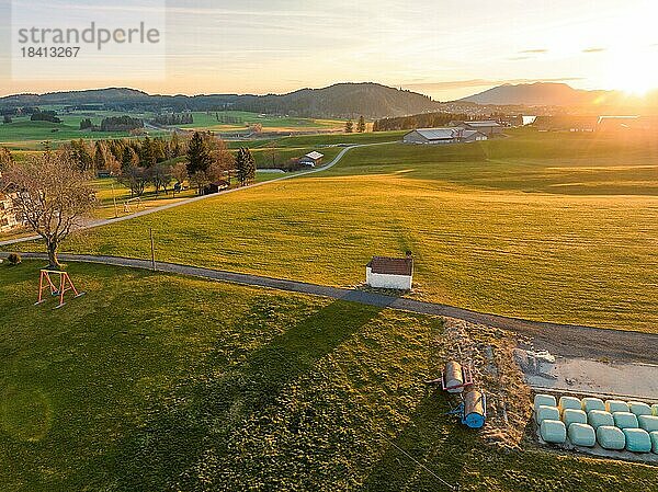 Kleine Kirche auf grünem Gras zum Sonnenaufgang  Hopferau  Allgäu  Bayern  Deutschland  Europa