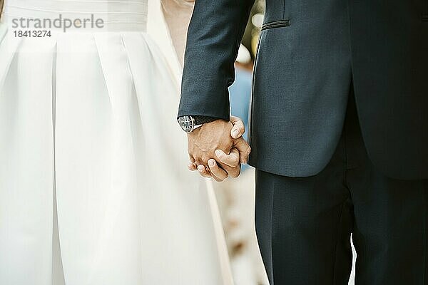 Braut und Bräutigam halten ihre Hände während der Hochzeitszeremonie  Liebe Konzept