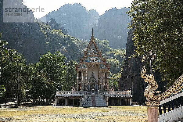Wat Khao Daeng  Buddhisticher Tempel  Khao Sam Roi Yot Nationalpark  Prachuap Khiri Khan Provinz  Thailand  Asien
