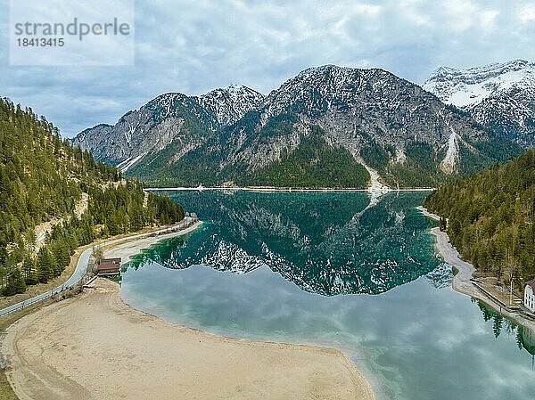 Plansee mit wenig Wasser und Bergen im Hintergrund  Plansee  Tirol  Österreich  Europa