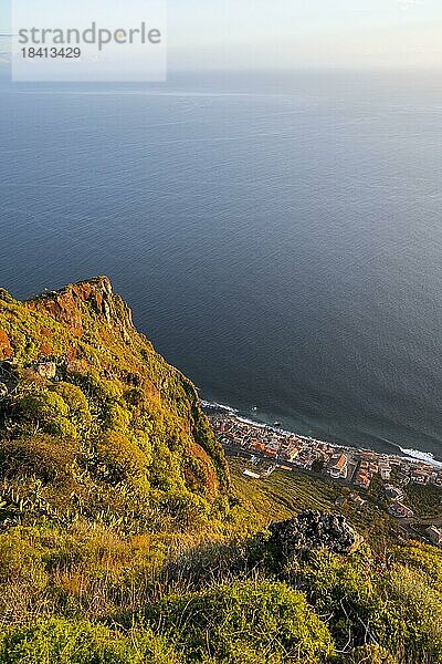 Steilklippe  grüne Landschaft vor Meer und Küste  Aussichtspunkt Miradouro da Raposeira  Madeira  Portugal  Europa