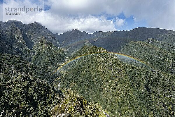 Regenbogen vor Bergen  Miradouro dos Balcões  Bergtal Ribeira da Metade und das Zentralgebirge  Madeira  Portugal  Europa