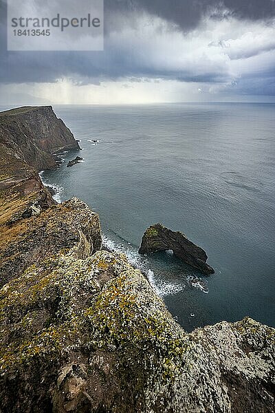 Küstenlandschaft  Steilklippen und Meer  zerklüftete Küste mit Felsformationen  Kap Ponta de São Lourenço  Madeira  Portugal  Europa