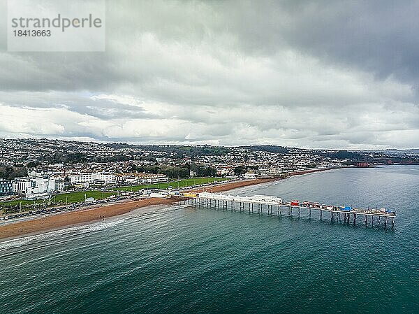 Luftaufnahme von Paignton Pier und Strand aus einer Drohne  Paignton  Devon  England  Großbritannien  Europa