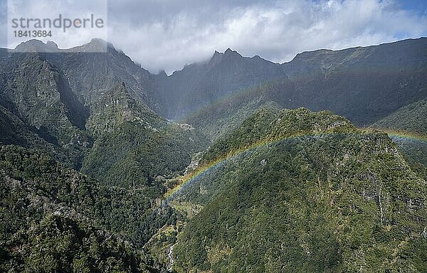 Doppelter Regenbogen  Miradouro dos Balcões  Bergtal Ribeira da Metade und das Zentralgebirge  Madeira  Portugal  Europa