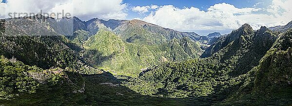 Luftaufnahme  Panorama  Grüne Hügel und Berge  Miradouro dos Balcões  Bergtal Ribeira da Metade und das Zentralgebirge  Madeira  Portugal  Europa