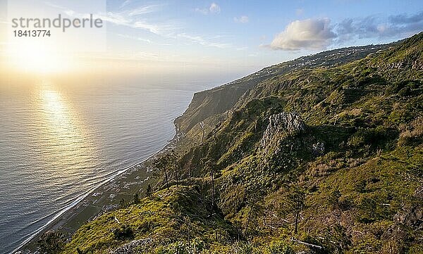 Abendstimmung  grüne Landschaft vor Meer und Küste  Aussichtspunkt Miradouro da Raposeira  Madeira  Portugal  Europa