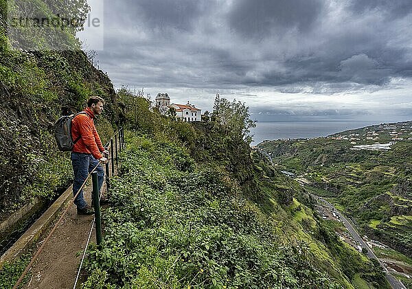 Wanderer auf Wanderweg  Levada do Moinho  Ponta do Sol  Madeira  Portugal  Europa