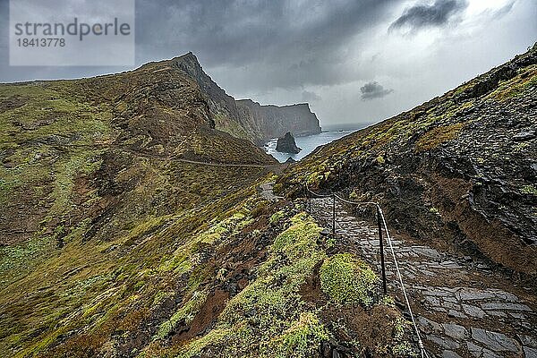 Wanderweg an der Felszunge  Küstenlandschaft mit roten Steilklippen und Meer  zerklüftete Küste mit Felsformationen  Kap Ponta de São Lourenço  Madeira  Portugal  Europa