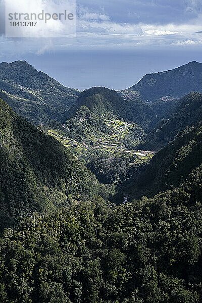 Blick Richtung Meer  Bergtal Ribeira da Metade und das Zentralgebirge  Madeira  Portugal  Europa