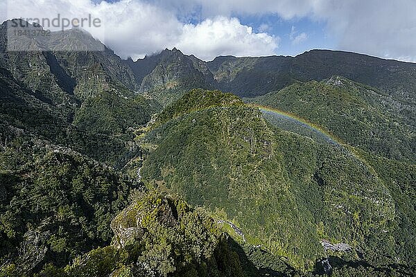 Regenbogen vor Bergen  Miradouro dos Balcões  Bergtal Ribeira da Metade und das Zentralgebirge  Madeira  Portugal  Europa