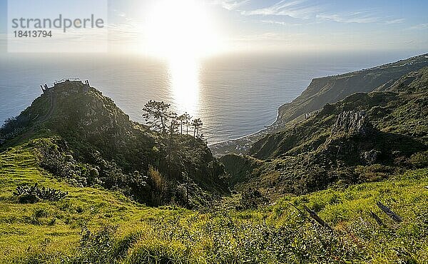 grüne Landschaft vor Meer und Küste  Aussichtspunkt Miradouro da Raposeira  Madeira  Portugal  Europa