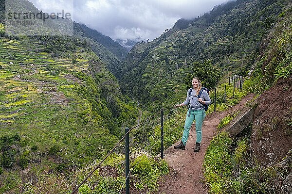 Wanderin auf Levada do Moinho  Ponta do Sol  Madeira  Portugal  Europa