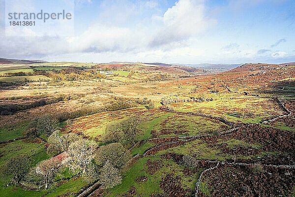 Blick über das Emsworthy Moor von einer Drohne aus  Haytor Rocks  Dartmoor National Park  Devon  England  UK