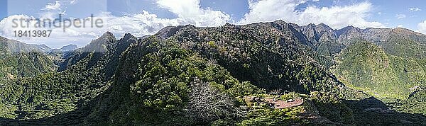 Luftaufnahme  Panorama  Grüne Hügel und Berge  Aussichtspunkt Miradouro dos Balcões  Bergtal Ribeira da Metade und das Zentralgebirge  Madeira  Portugal  Europa