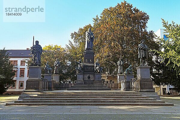 Skulpturengruppe Lutherdenkmal  ein großes  dem Reformator Martin Luther gewidmetes Denkmal  entworfen von Ernst Rietschel  Worms  Deutschland  Europa