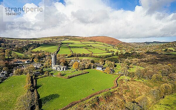 St. Pancras Church in Widecombe in the Moor aus einer Drohne  Haytor Rocks  Dartmoor National Park  Devon  England  Großbritannien  Europa