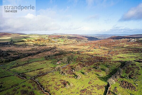 Blick über das Emsworthy Moor von einer Drohne aus  Haytor Rocks  Dartmoor National Park  Devon  England  UK