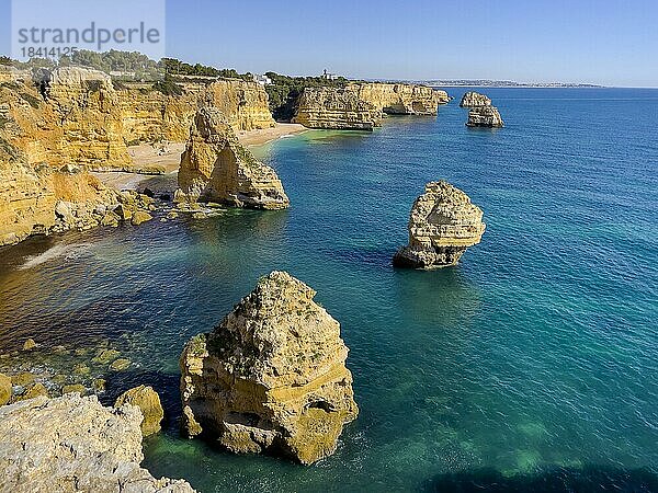 Schöne Klippen und Felsformationen am Atlantik am Strand von Marinha in der Algarve  Portugal  Europa