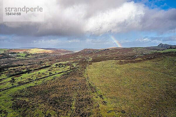 Regenbogen über Emsworthy Moor von einer Drohne aus  Haytor Rocks  Dartmoor National Park  Devon  England  UK