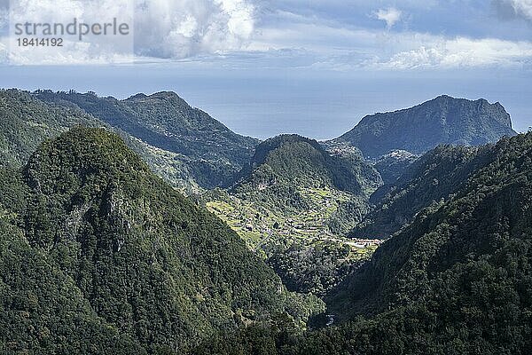 Miradouro dos Balcões  Bergtal Ribeira da Metade  Madeira  Portugal  Europa