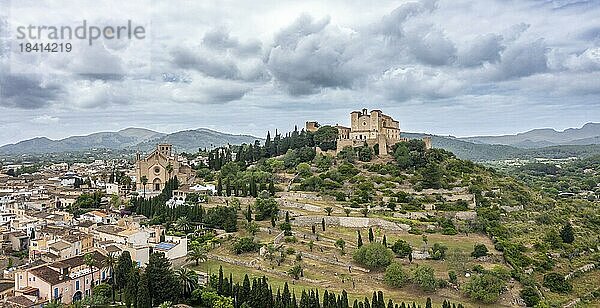 Luftaufnahme  Arta mit Pfarrkirche Transfiguracio del Senyor und Kloster Santuari de Sant Salvador am Kalvarienberg  Mallorca  Balearen  Spanien  Europa