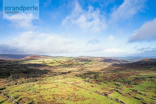 Blick über das Emsworthy Moor von einer Drohne aus  Haytor Rocks  Dartmoor National Park  Devon  England  UK