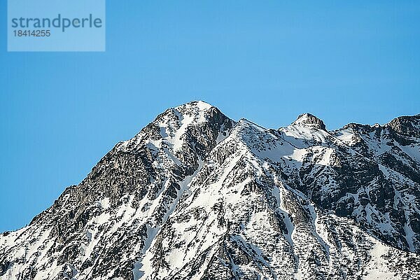 Weiße Bergspitze mit blauem Himmel  Allgäu  Bayern  Deutschland  Europa