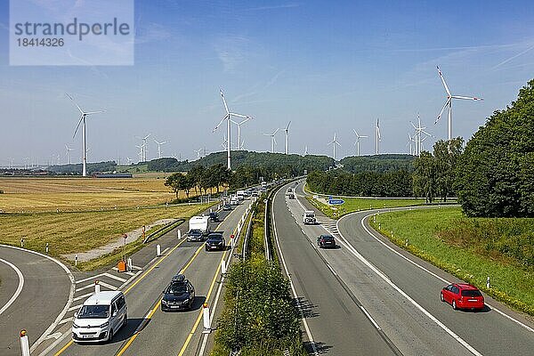 A44 am Windpark Lichtenau  Autobahn  Ostwestfalen  Lichtenau (Westfalen)  Nordrhein-Westfalen  Deutschland  Europa