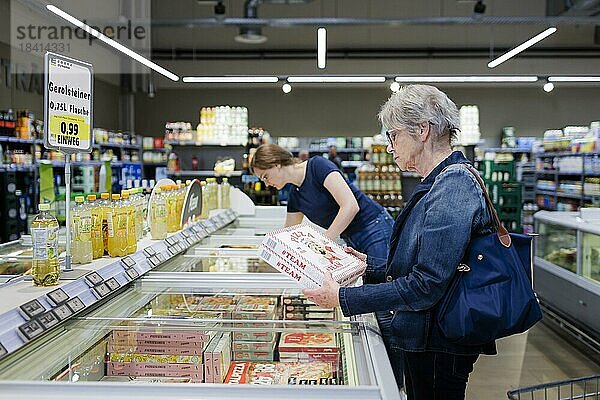 Älter Frau kauft im Supermakt ein. Radevormwald  Deutschland  Europa