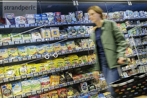 Älter Frau kauft im Supermakt ein.  Radevormwald  Deutschland  Europa