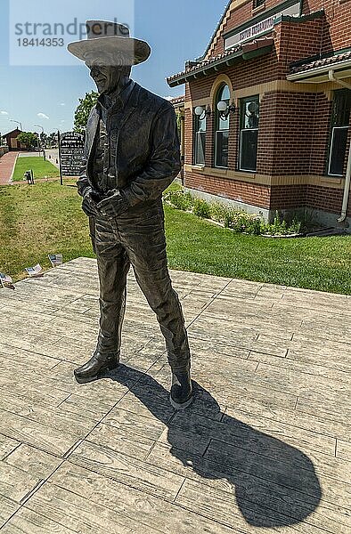 Dodge City  Kansas  Eine Skulptur des Schauspielers James Arness  der 21 Jahre lang Marshal Matt Dillon in der Fernsehserie Gunsmoke spielte