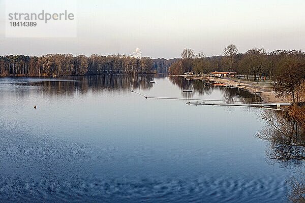 Sechs-Seen-Platte in Duisburg-Wedau  Wolfsee mit Standbad im Winter  Duisburg  Nordrhein-Westfalen  Deutschland  Europa