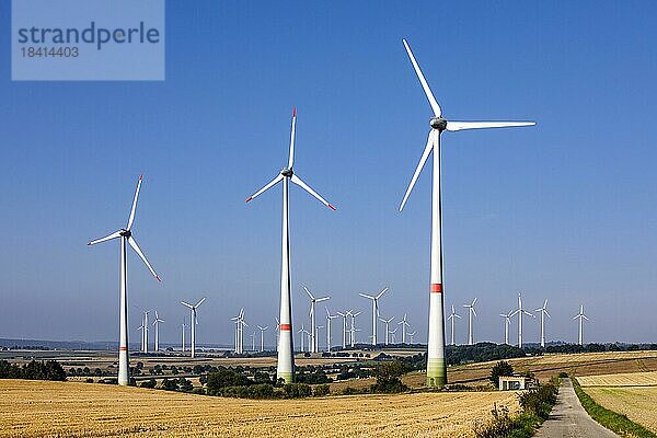 Windkraftanlagen  Windpark im Paderborner Land  Ostwestfalen  Felder  Landschaft  Landwirtschaft  Lichtenau (Westfalen)  Nordrhein-Westfalen  Deutschland  Europa